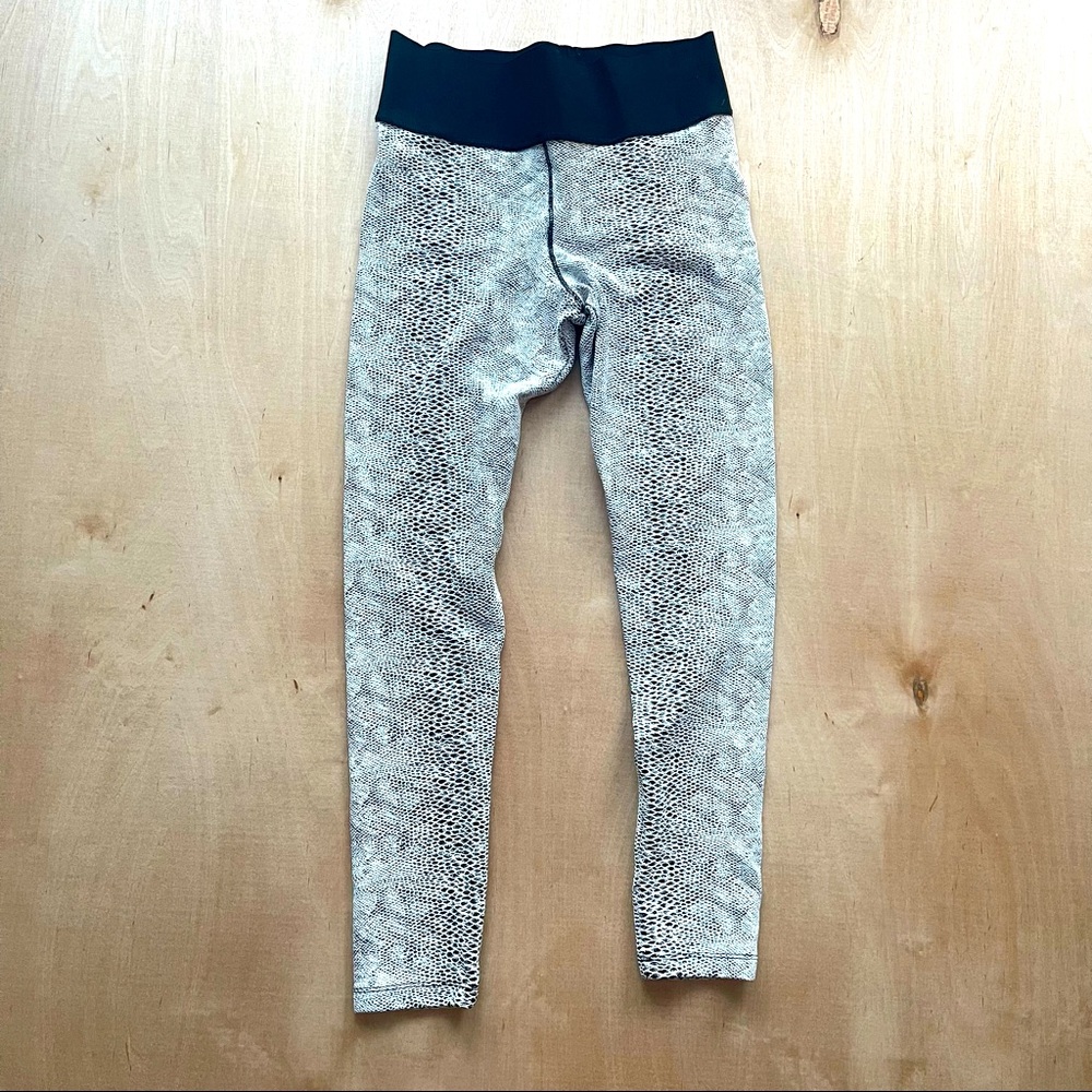 Blue Life Fit high waisted Charcoal and gray snake print leggings size Small.